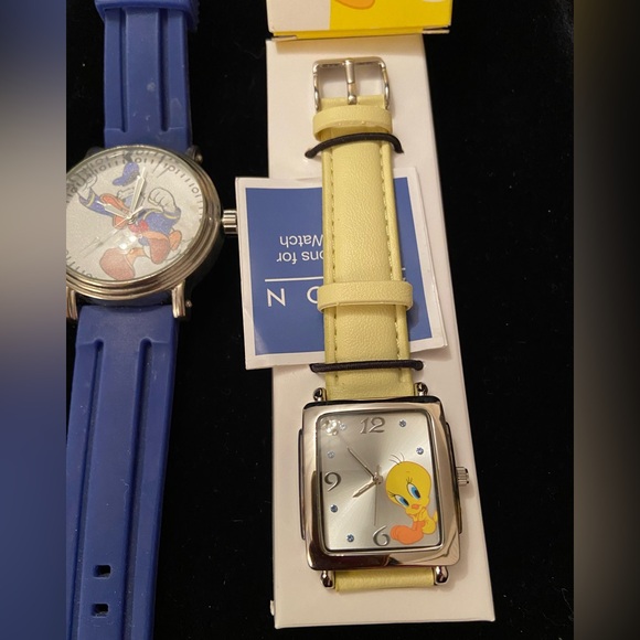 Lot of 4 Watches Tweety Bird NIB, Donald Duck Disney, Lorus Mickey Mouse & Stars - Picture 2 of 7
